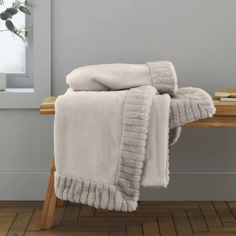 Catherine Lansfield Velvet & Fur Throw Natural 4 Catherine Lansfield Velvet & Fur Throw Natural - Image 2